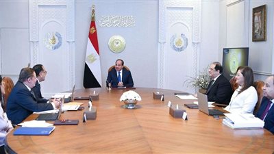 السيسي يجتمع برئيس الوزراء ومحافظ البنك المركزي لمتابعة الوضع الاقتصادي