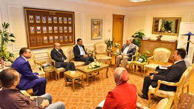 محافظ أسيوط يستقبل رئيس مجلس إدارة شركة النيل لتسويق البترول لبحث سبل التعاون المشترك