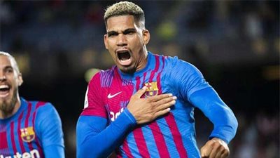 بعد شائعات استمرت أيام.. «رومانو»: برشلونة يسعى لتحصين «أراخو» أمام مغريات بايرن ميونخ