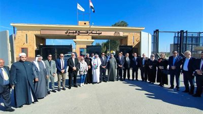 رئيس البرلمان العربي يتفقد شاحنات المساعدات أمام معبر رفح