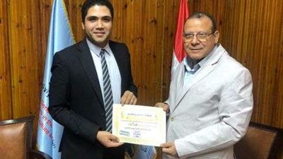 رئيس النقابة العامة للعاملين بالصحافة والطباعة والإعلام يكرم اسم الكاتب الصحفي الراحل هشام جاد