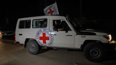 عاجل.. وصول الحافلة التي تقل المحتجزين المفرج عنهم ضمن صفقة تبادل الأسرى إلى معبر رفح