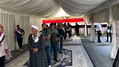 طوابير الناخبين في سفارة مصر بأبوظبي.. وعلم مصر يزين مقار اللجان