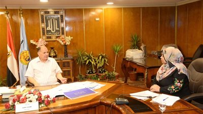 محافظ أسيوط يناقش سبل تعظيم الإيرادات المالية وترشيد المصروفات والانفاق بالمراكز والأحياء