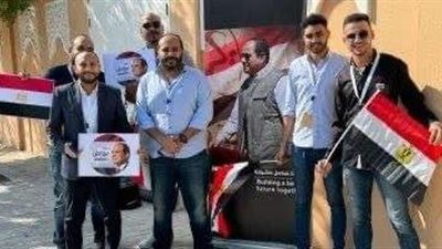 رافعين أعلام مصر.. المصريون في الكويت يحتشدون أمام السفارة المصرية للمشاركة بالانتخابات الرئاسية