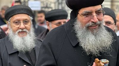 الأنبا مارك أسقف الكنيسة القبطية في باريس يتوسط الجالية المصرية أثناء التصويت في الانتخابات الرئاسية