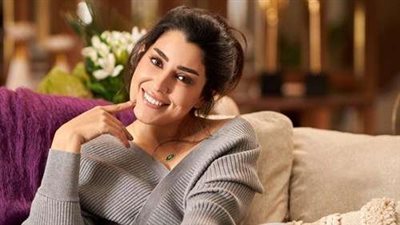 آيتن عامر تدلي بصوتها في انتخابات الرئاسة بالسعودية