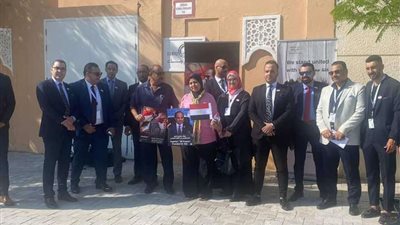 التقطوا الصور حاملين جوازت سفرهم.. المصريون في قطر يتوافدون على السفارة المصرية للمشاركة بالانتخابات الرئاسية