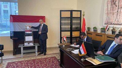 المصريون يتحدون الأجواء المناخية الباردة ويتوجهون لصناديق الاقتراع في روسيا