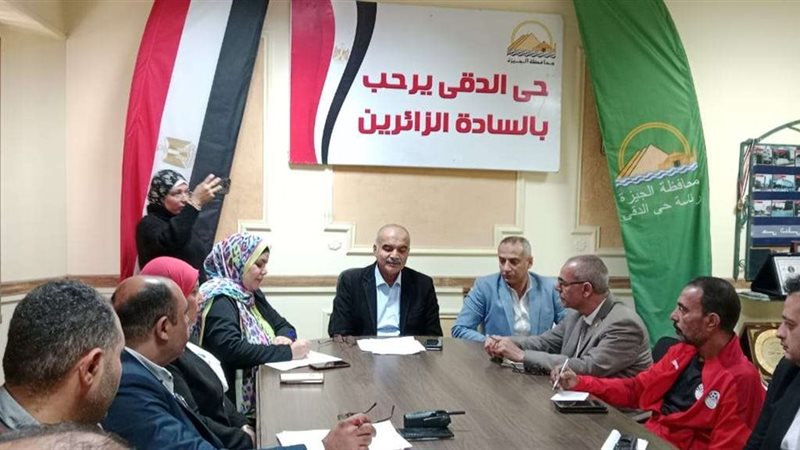 رئيس حي الدقي يبحث