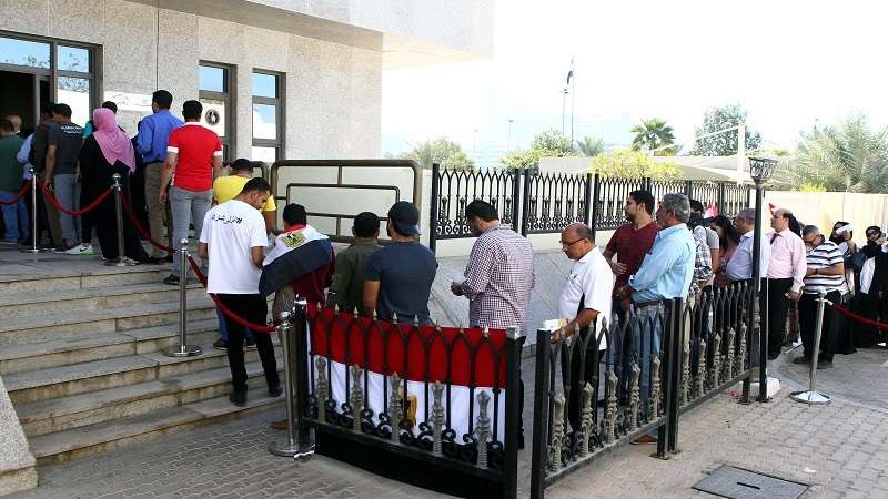 الناخبين أمام السفارة