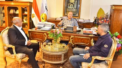 محافظ أسيوط يلتقي برئيس الهيئة العامة للطرق ويؤكد دعمه لإنهاء أعمال المشروعات