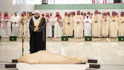 ولى العهد السعودى يؤدى صلاة الجنازة على الأمير ممدوح بن عبدالعزيز