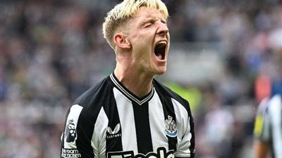 نيوكاسل يُنهي قمة 