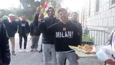 أبناء الجالية المصرية رافعين الأعلام لإدلاء بأصواتهم بثالث أيام الانتخابات