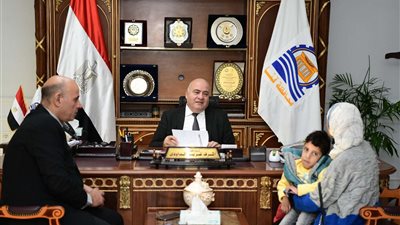 محافظ قنا يستأنف استقبال المواطنين بمكتبه لبحث شكواهم