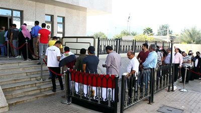 لليوم الثاني.. المصريون في الإمارات يتوافدون على مقر السفارة للإدلاء بأصواتهم