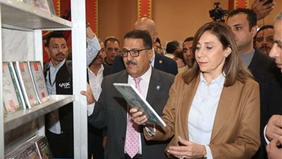 وزيرة الثقافة  ومحافظ سوهاج يفتتحان معرِض الكتاب الأول بمحافظة سوهاج