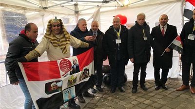 المصريون بالخارج يلفتون أنظار العالم بالانتخابات الرئاسية.. الزي الفرعوني بفرنسا والطبل البلدي دبي