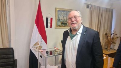 أحمد فؤاد الثاني نجل الملك فاروق يدلي بصوته في سفارة مصر بسويسرا