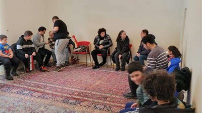 التقطوا الصور بالأعلام والورود.. أبناء الجالية المصرية في فنلندا يوثقون مشاركتهم بالعرس الانتخابي