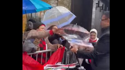 تحت المطر.. مصريون في نيوريوك يغنون 