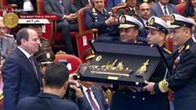 قائد القوات البحرية يقدم «درع الفرقاطة المصرية الجديدة» للرئيس السيسي
