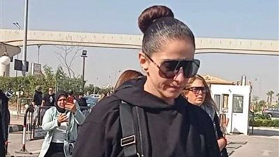 حنان مطاوع تؤازر ريهام عبد الغفور في صلاة الجنازة على والدها