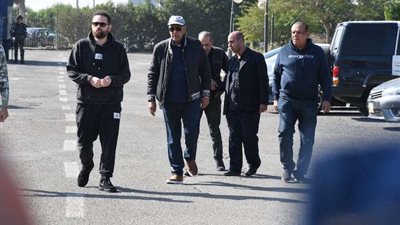 صور.. محبي الفنان أشرف عبد الغفور يتجمعون لتوديعه إلى مثواه الاخير