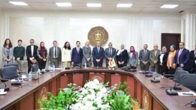 وزير العمل يتفقد وحدة توجيه ما قبل المُغادرة