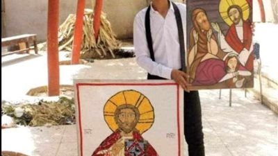 مبدع بروح رسام.. سوهاجي يستخدم قصاقيص القماش في رسم كل ما يهوى