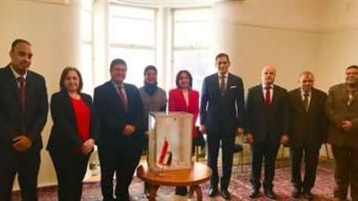 المصريون يتحدون الجو للإدلاء بأصواتهم في اليوم الثاني من انتخابات الرئاسة