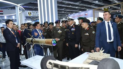 القائد العام للقوات المسلحة وزير الدفاع والإنتاج الحربى يتفقد أجنحة المعرض والشركات العارضة