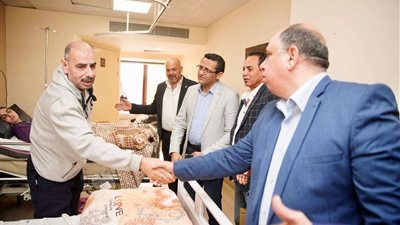 وفد من مجلس الصحفيين يزور الجرحى الفلسطينيين والأطفال الخدج في مستشفى معهد ناصر والعاصمة الإدارية