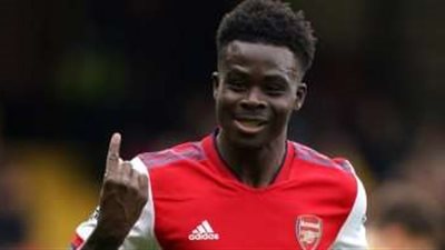 الأصغر تاريخيًا.. ساكا يخوض مباراته الـ 200 مع أرسنال أمام لوتون تاون