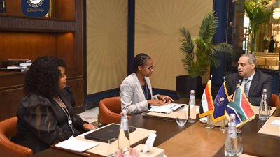 رئيس هيئة الدواء المصرية يلتقي عددًا من مسئولي الهيئات المناظرة بالدول الأفريقية