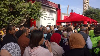 توافد حشود كبيرة من  الناخبين على لجنة النادي الأهلي في الزمالك للتصويت بانتخابات الرئاسة