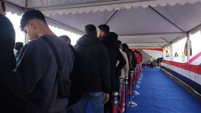 حشود من الناخبين أمام المقار الانتخابية بمدينة الشروق للتصويت في الانتخابات الرئاسية