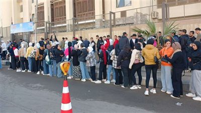 الشباب في الصفوف الأولى ينتظرون التصويت في الانتخابات الرئاسية