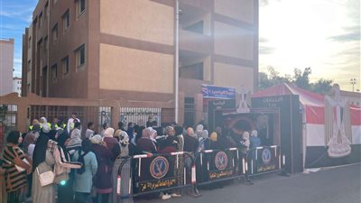 توافد المواطنين بكثافة على لجنة مدرسة الشهيد أحمد بدوي بشبرا للتصويت في الانتخابات الرئاسية