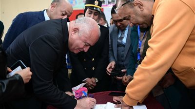 محافظ قنا يُدلي بصوته في الانتخابات الرئاسية من داخل لجنة مدرسة قنا الرسمية للغات