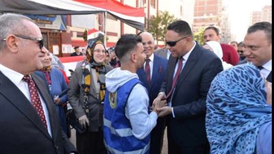 محافظ الدقهلية يدلي بصوته في لجنة الوافدين بمدرسة بن لقمان بالمنصورة