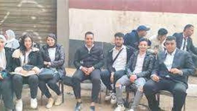 توافد عدد من الشباب والفتيات أمام مقر لجنة الانتخابات الرئاسية في مدرسة حدائق شبرا