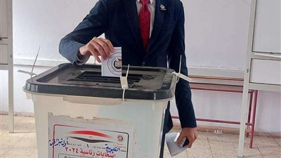 النائب محمد عبد العزيز يدلي بصوته في مدرسة بيجام الثانوية بنات بشبرا الخيمة وسط حشد كبير