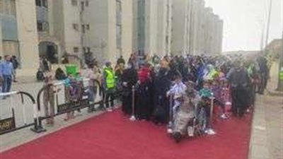 مسن على كرسي متحرك يدلي بصوته في الانتخابات الرئاسية بالأسمرات