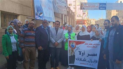 بشعار مصر أولا.. السيدات تتصدرن المشهد باللافتات أمام اللجان الانتخابية