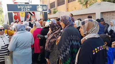 شعار مصر أولًا يتصدر اللافتات أمام اللجان.. والسيدات يتصدرن الصفوف في القليوبية