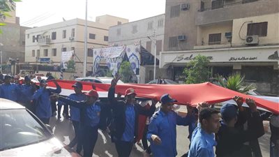 الألاف من الطلاب ينظمون مسيرة حاملين الأعلام خلال الأدلاء بأصواتهم