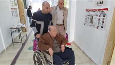 انتخابات الرئاسة 2024.. مسن يدلي بصوته في مشهد استثنائي بمرسى علم