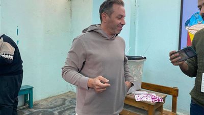 حازم إمام يشارك بصوته في انتخابات الرئاسة 2024 بلجنة العجوزة
